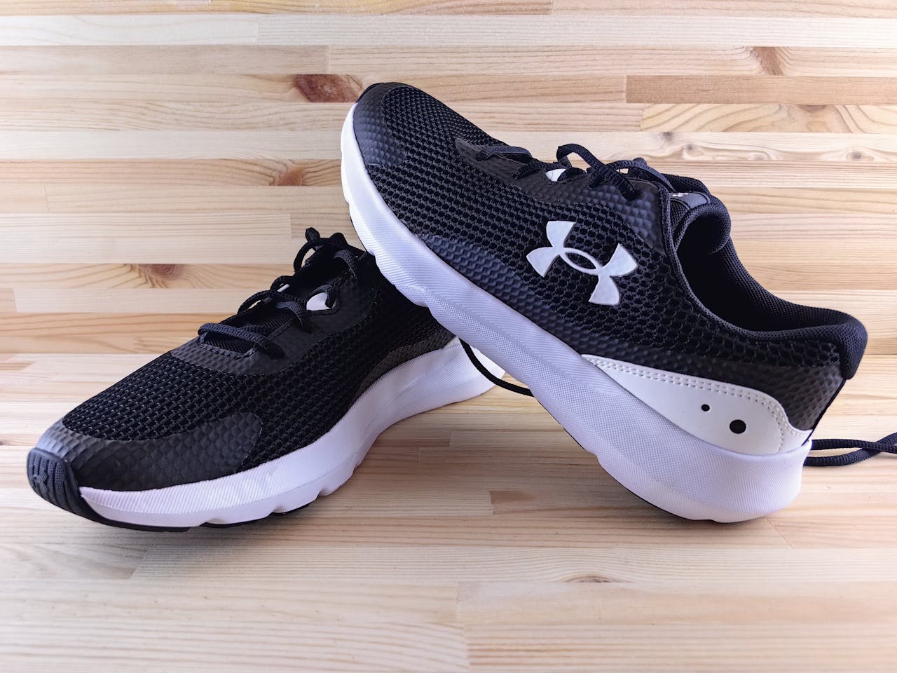 Експерти порадили, як очистити кросівки від неприємного аромату. Фото: Pexels