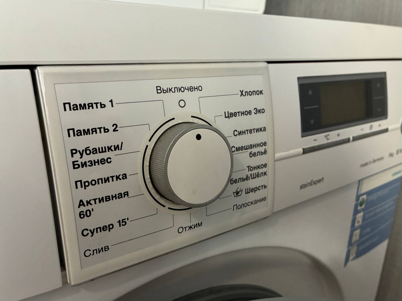 Експерти розповіли, як прати одяг без втрати кольору. Фото: Одна Хвилина