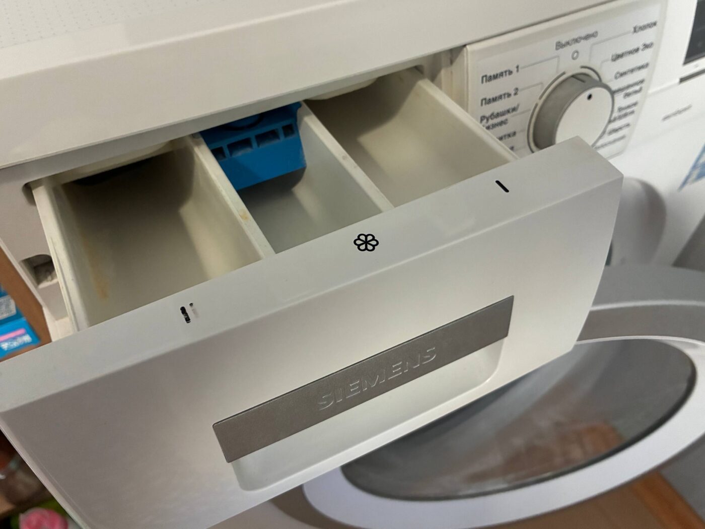 Експерти розповіли, як прати одяг без втрати кольору. Фото: Одна Хвилина