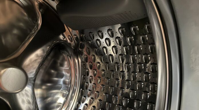 Як випрати одяг без втрати кольору. Фото: Одна Хвилина