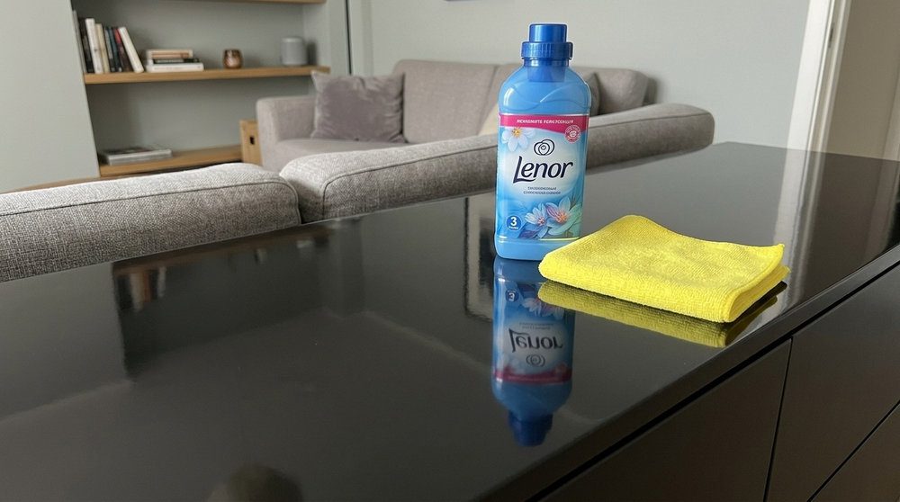 Щоб пилу на меблях було ще менше, не забувайте регулярно пилососити та мити підлогу