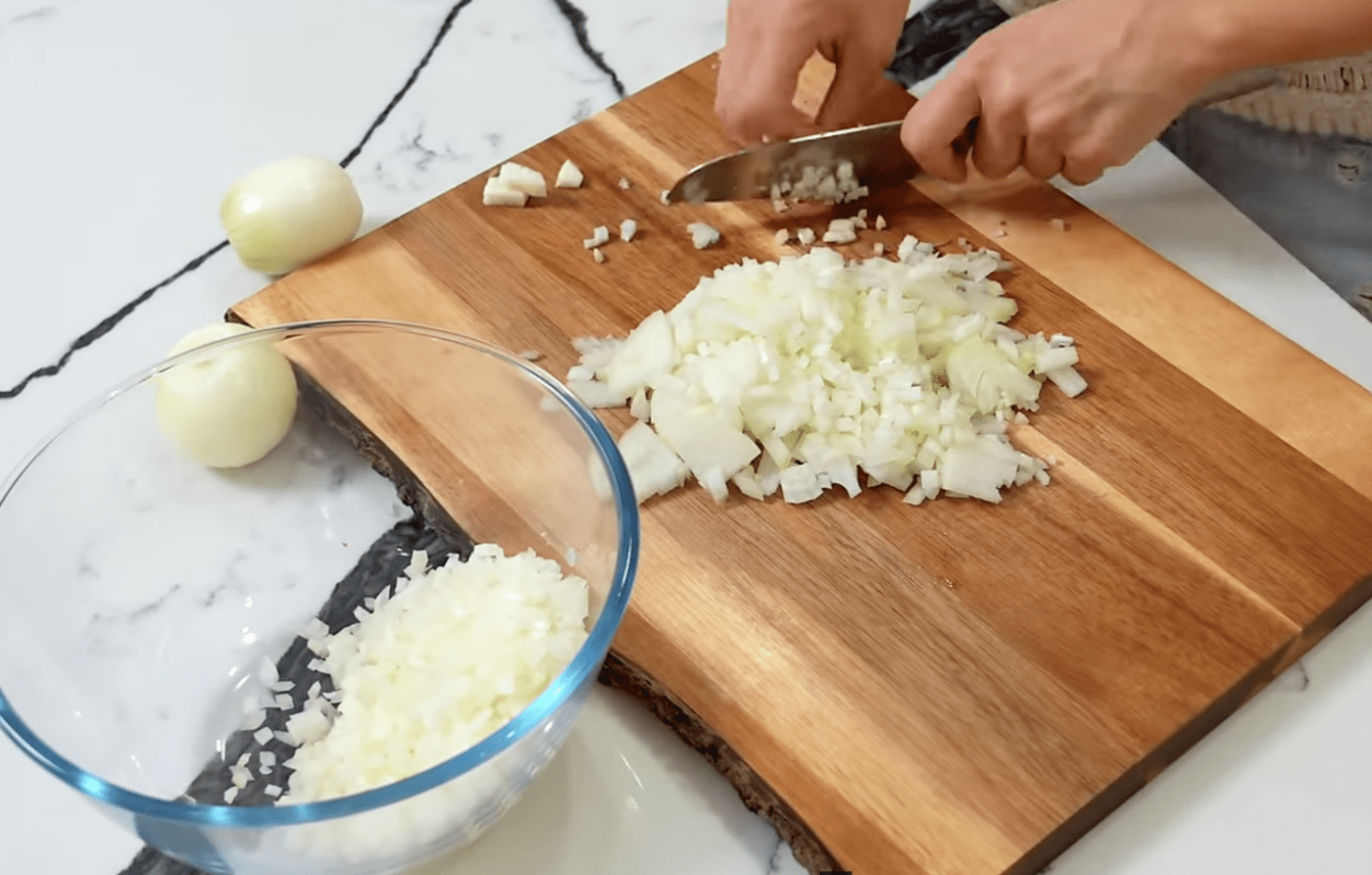 Рецепт смачних цибулевих котлет. Фото: Фото: YouTube Alina FooDee