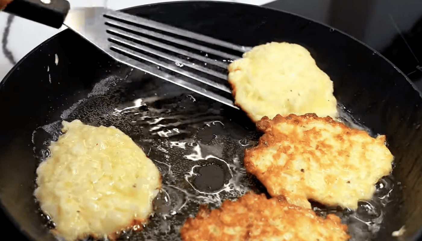 Рецепт смачних цибулевих котлет. Фото: Фото: YouTube Alina FooDee