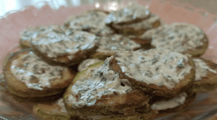 Майонез з часником: чому дієтологи не радять змащувати так смажені кабачки, як ми звикли Дієтологи пояснили, чому шкідливо змащувати смажені кабачки майонезом з часником. Фото: YouTube Перший смачний