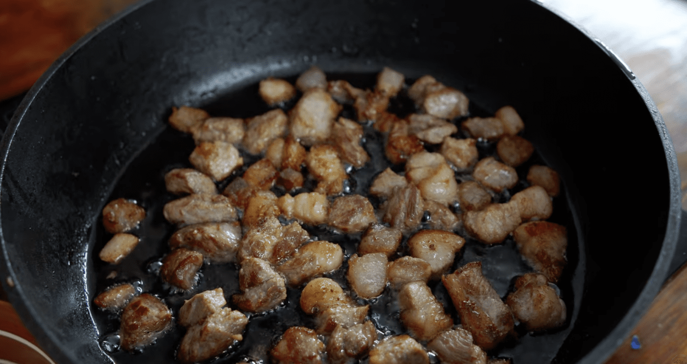 Закарпатський рецепт пшоняної каші на курячому бульйоні. Фото: YouTube Карпатські шкварки