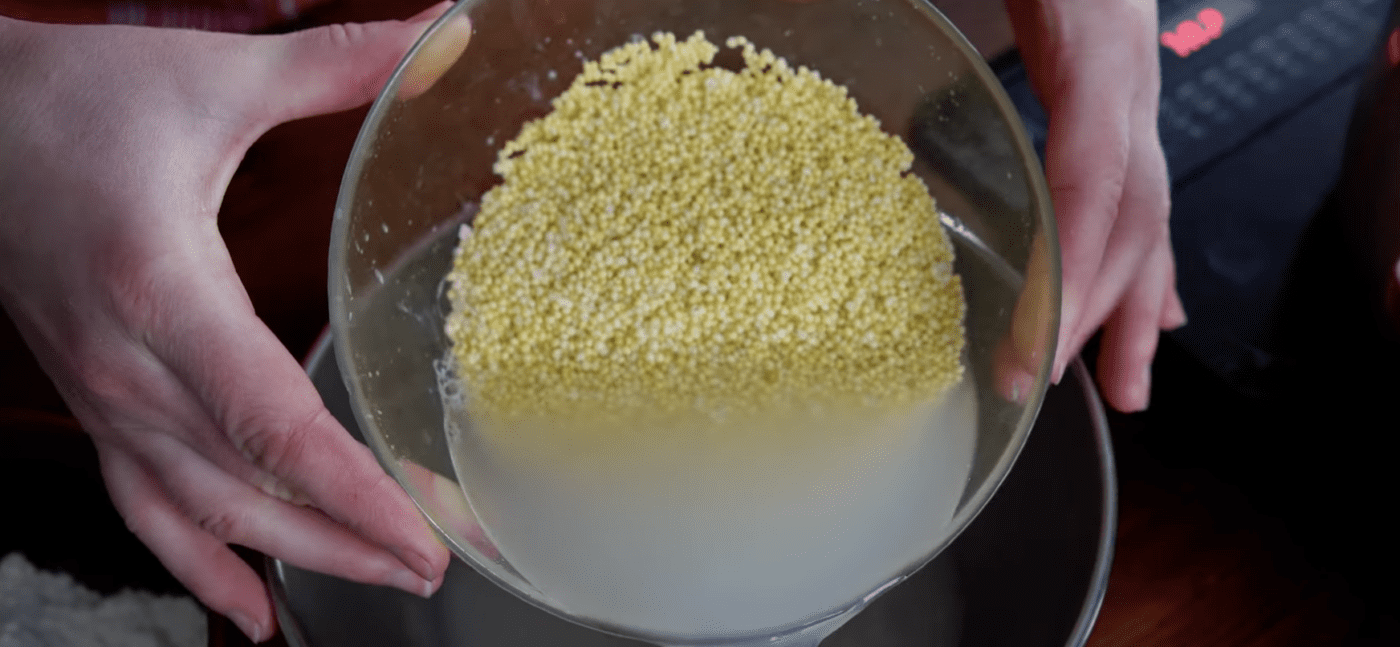 Закарпатський рецепт пшоняної каші на курячому бульйоні. Фото: YouTube Карпатські шкварки