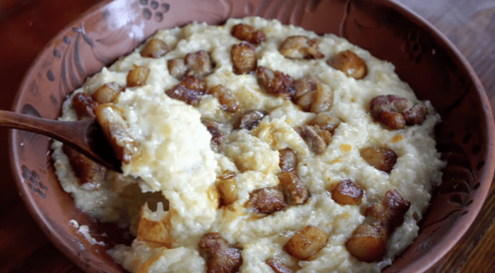 Закарпатський рецепт пшоняної каші на курячому бульйоні від господинь. Фото: YouTube Карпатські шкварки