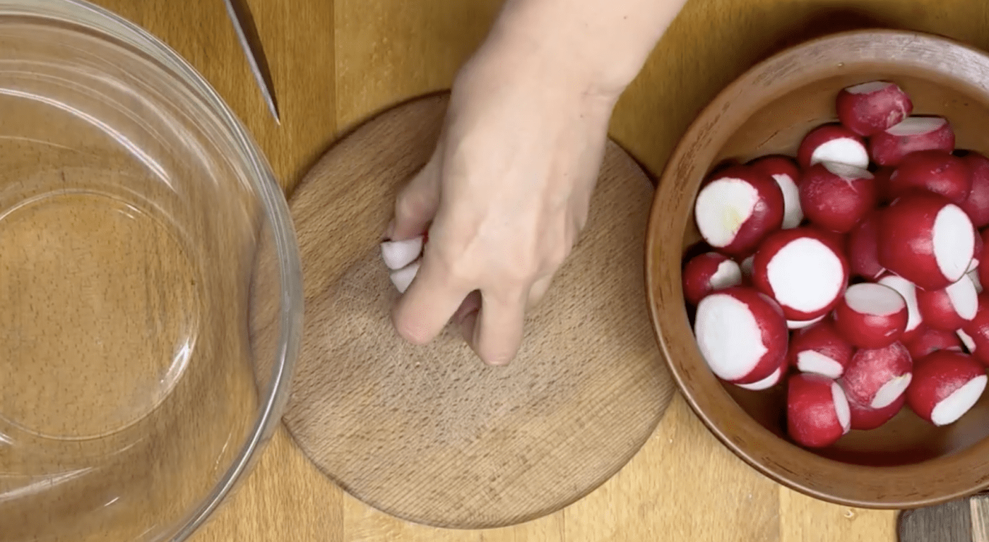 Спеціальний рецепт маринованої редиски. Фото: YouTube Українська Кухня Кращі Традиції