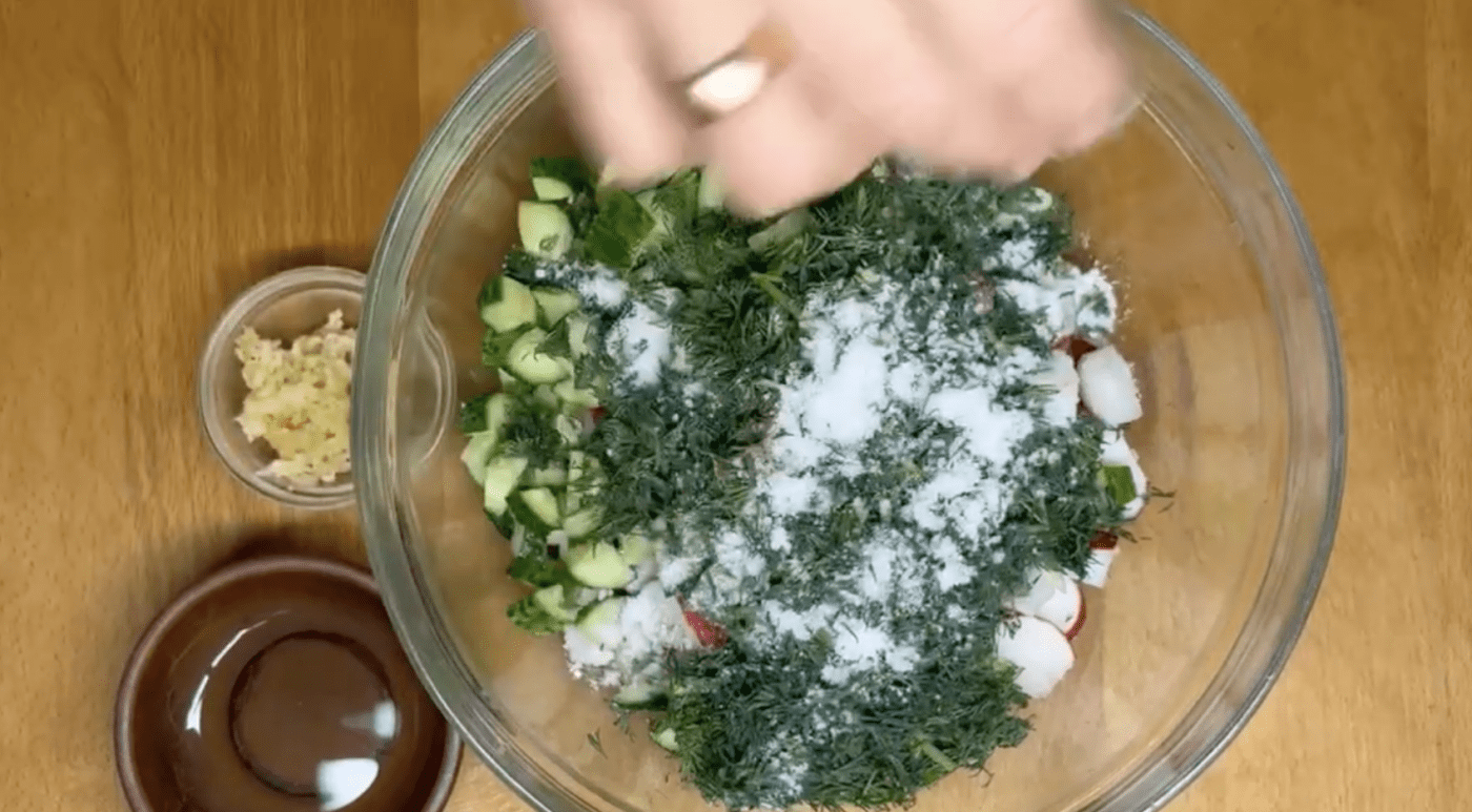 Спеціальний рецепт маринованої редиски. Фото: YouTube Українська Кухня Кращі Традиції