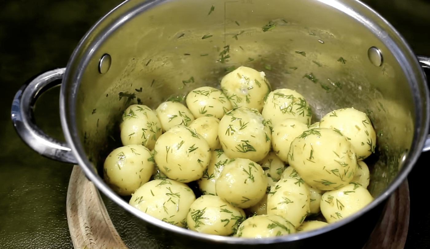 Скільки цьогоріч коштуватиме молода картопля. Фото: YouTube Маленька Господинька