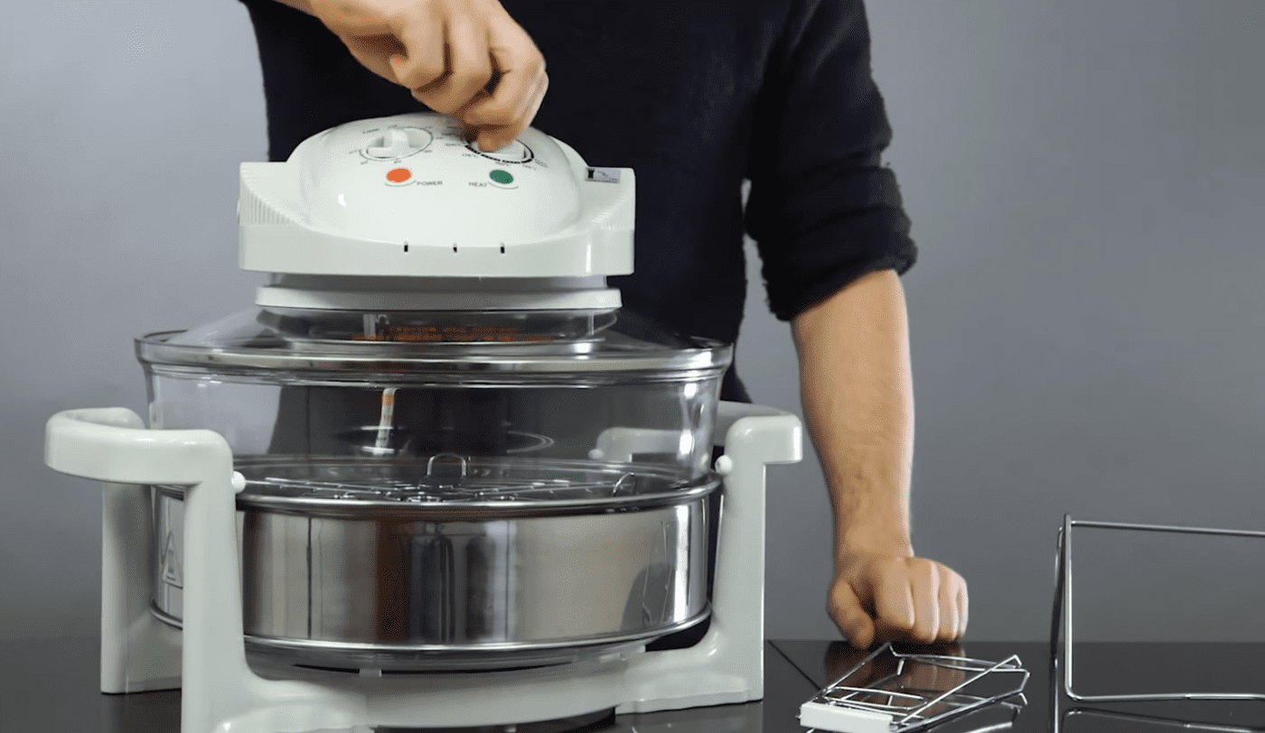 П'ять продуктів, які не можна готувати в аерогрилі. Фото: YouTube Eldorado