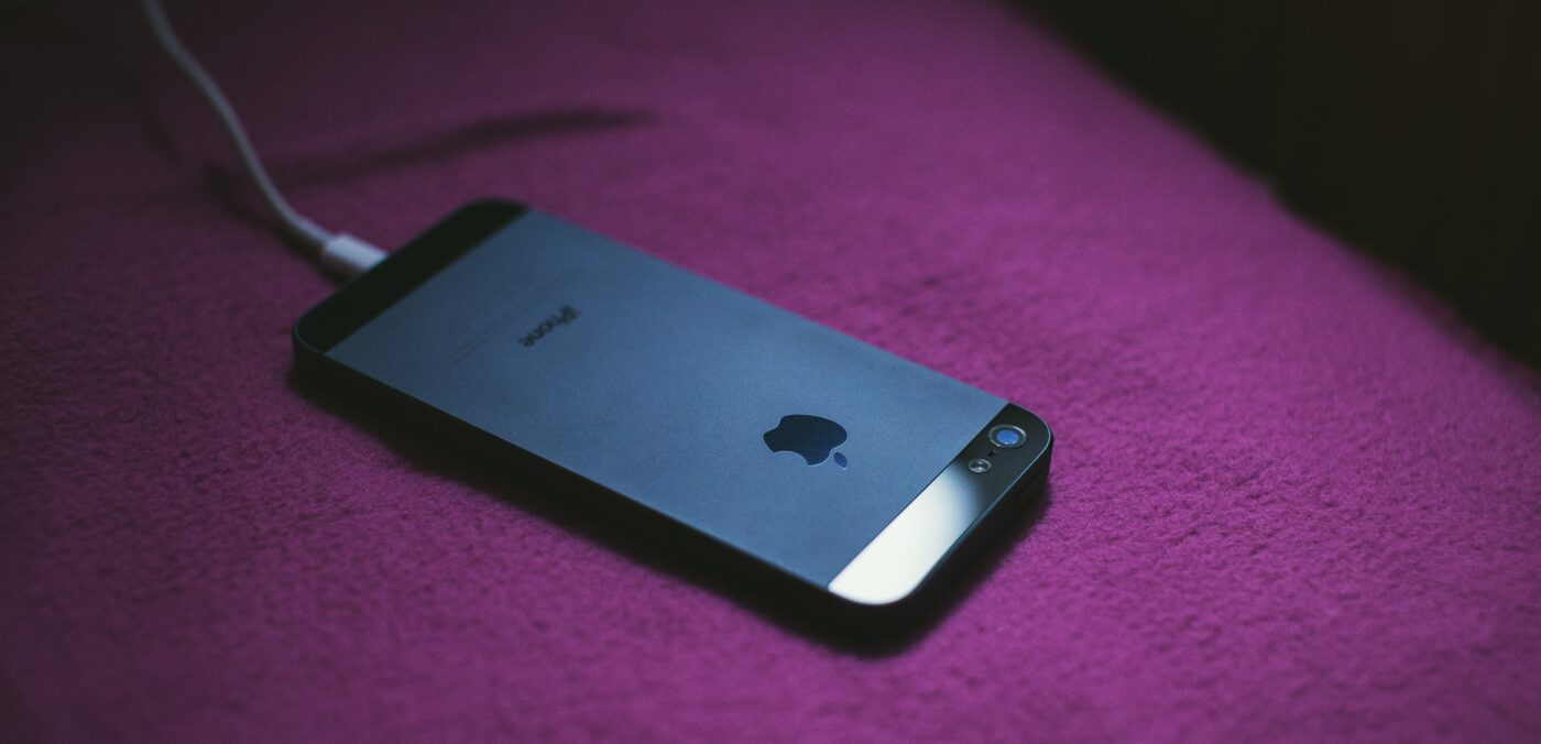 Мому не можна залишати зарядний пристрій в розетці. Фото: Pixabay