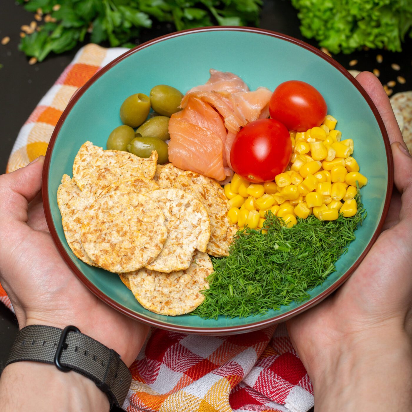 На тарілці має бути багато білка, трохи корисного жиру, а також вуглеводи та вітаміни