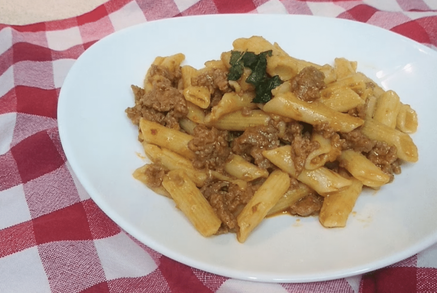 Історія виникнення та рецепт макаронів по-флотськи. Фото: YouTube/ Ukrainian Homemade Dishes