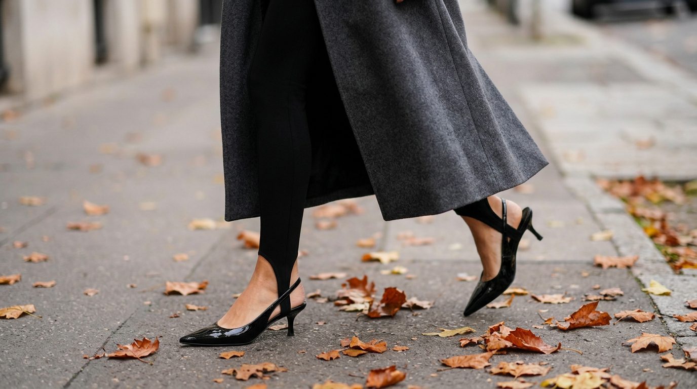Легінси зі штрипками в поєднанні з туфлями kitten heel та довгим пальтом