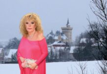 Алла Пугачева в снежную погоду вышла прогуляться по двору с мужем