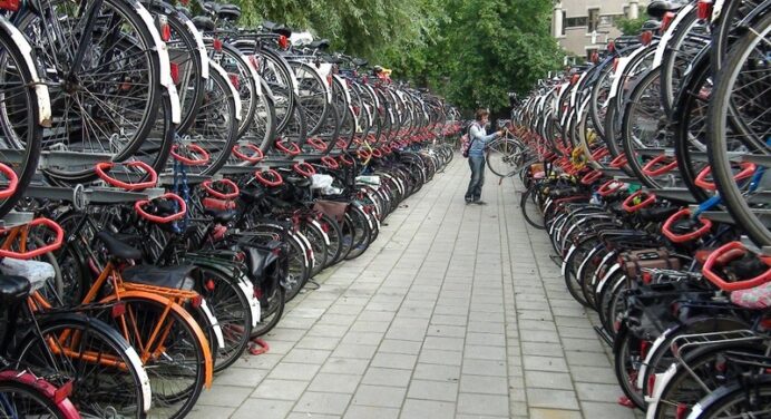 В Україні почали масово купувати велосипеди та електросамокати: чи вплинуло на це дефіцит палива? Відповідь експерта 