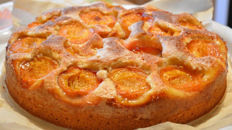 Пиріг з абрикосами: рецепт швидкої випічки на пишному вологому тісті – цей абрикосовий пиріг сподобається всім 