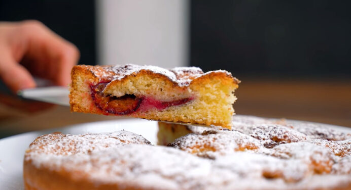 Пишний пиріг зі сливами: рецепт сливового пирога з мінімумом цукру, свіжою начинкою та повітряним тістом 