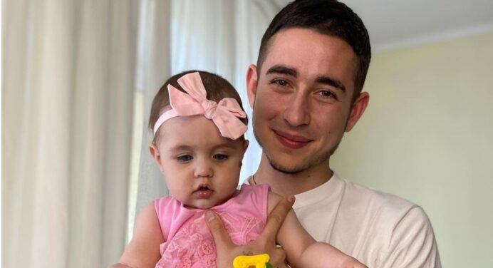 8-місячну дочку Романа Сасанчина посеред ночі госпіталізували у лікарню: подробиці стану здоров’я дівчинки 