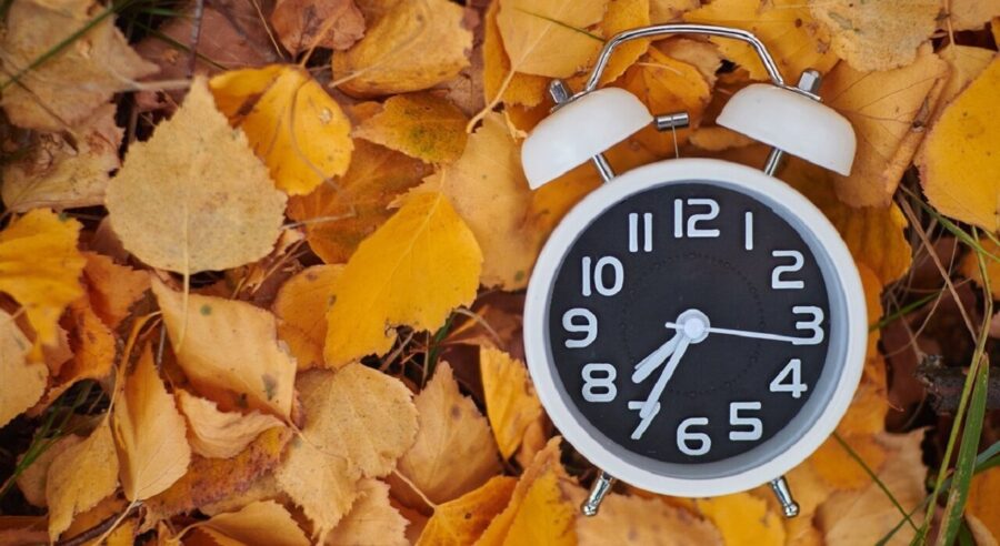 Коли в Україні переводять годинник на зимовий час у 2022 році: точна дата 