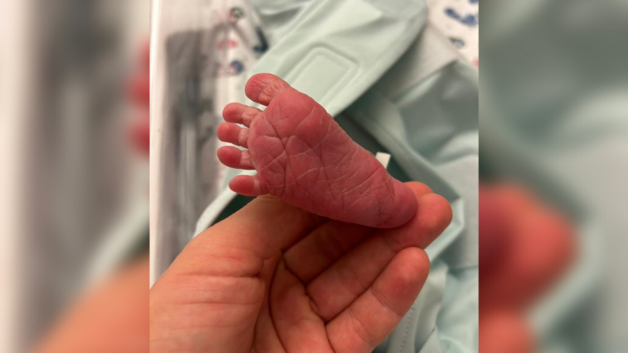Андрій Бєдняков показав рожеву ніжку свого новонародженого сина