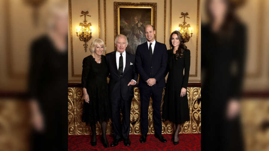 Королівська родина позувала на новій фотографії у чорному вбранні на знак трауру
