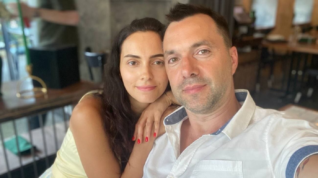 35-річна дружина 47-річного Арестовича показала, яким чоловік був до весілля з нею