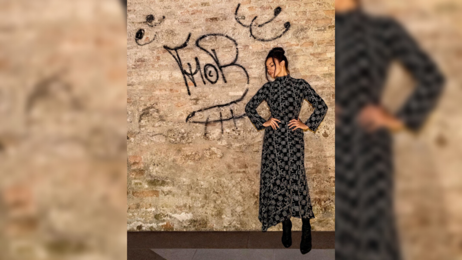 Українська співачка Надія Мейхер продемонструвала нову сукню, яка є в наявності в її фірмовому магазині одягу, й підкорила публіку епатажною фотосесією