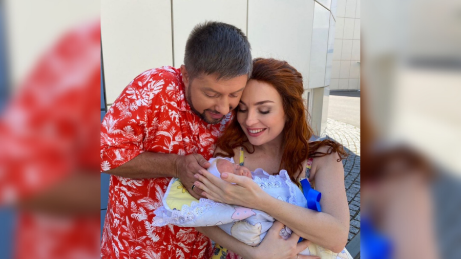 Вікторія Булітко вразила кадрами, на яких обережно тримає новонародженого малюка разом з Олександром Бережок
