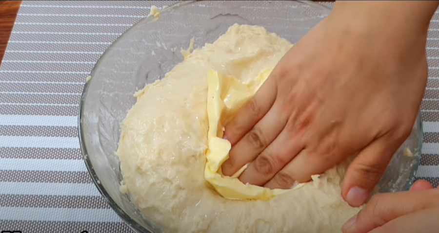 Який інгредієнт додати у тісто, щоб пиріжки були м'якими та пухкими