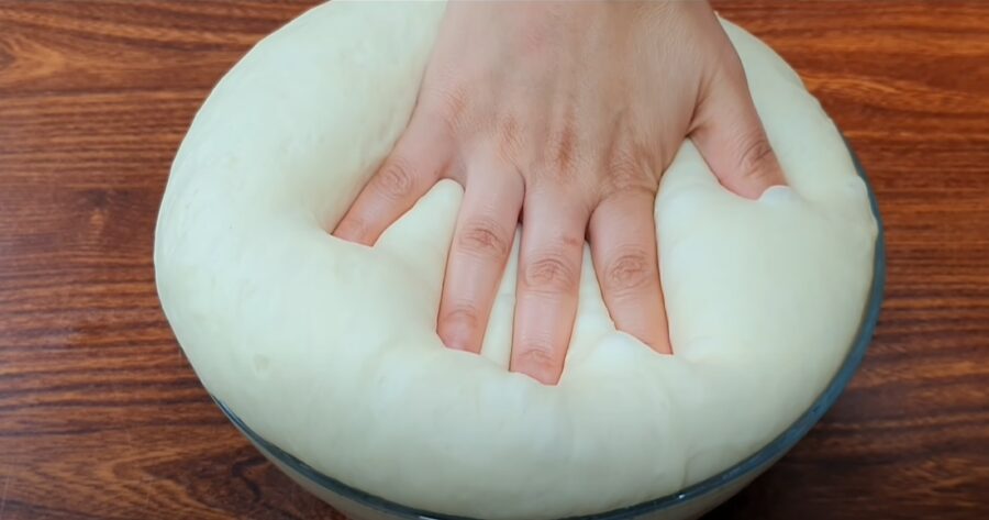 Який інгредієнт додати у тісто, щоб пиріжки були м'якими та пухкими