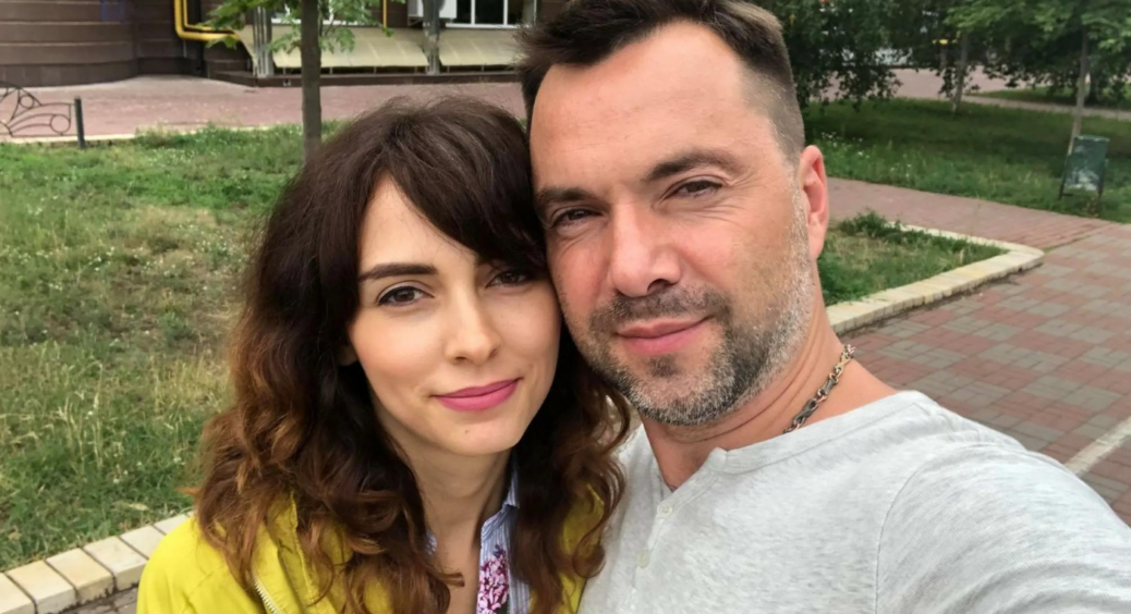 35-річна дружина 47-річного Арестовича показала, як виглядають їхні діти: зовнішністю тата навіть не “пахне” 