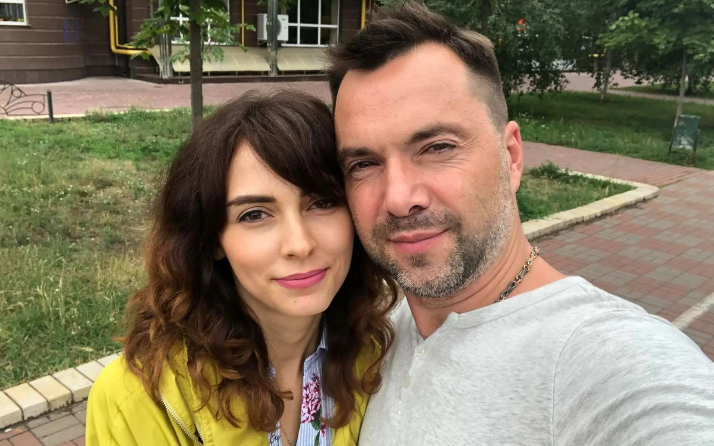 35-річна дружина 47-річного Арестовича показала, як виглядають їхні діти