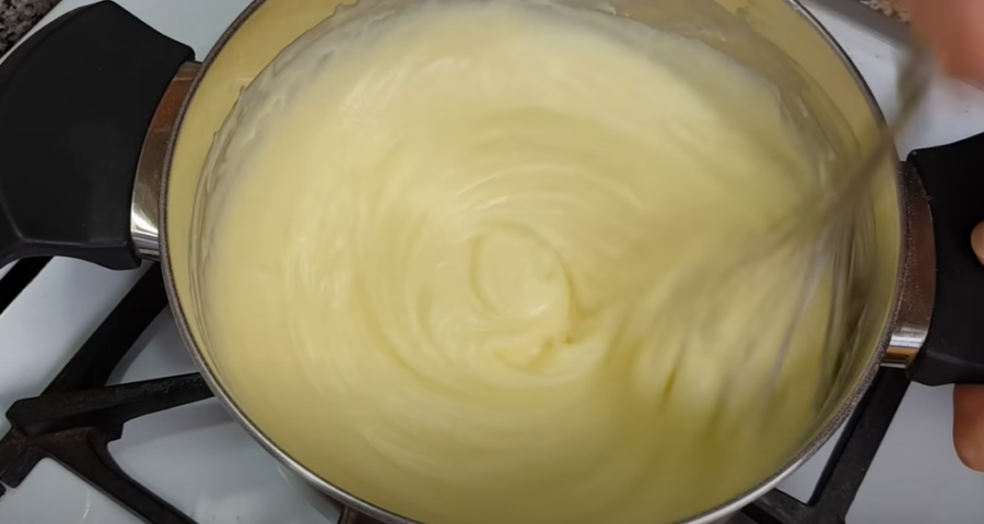 Приголомшливий швидкий сметанний торт без випічки: приготування крему
