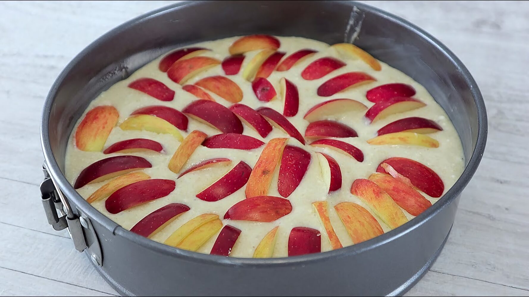 Незвичайний рецепт шарлотки з яблуками