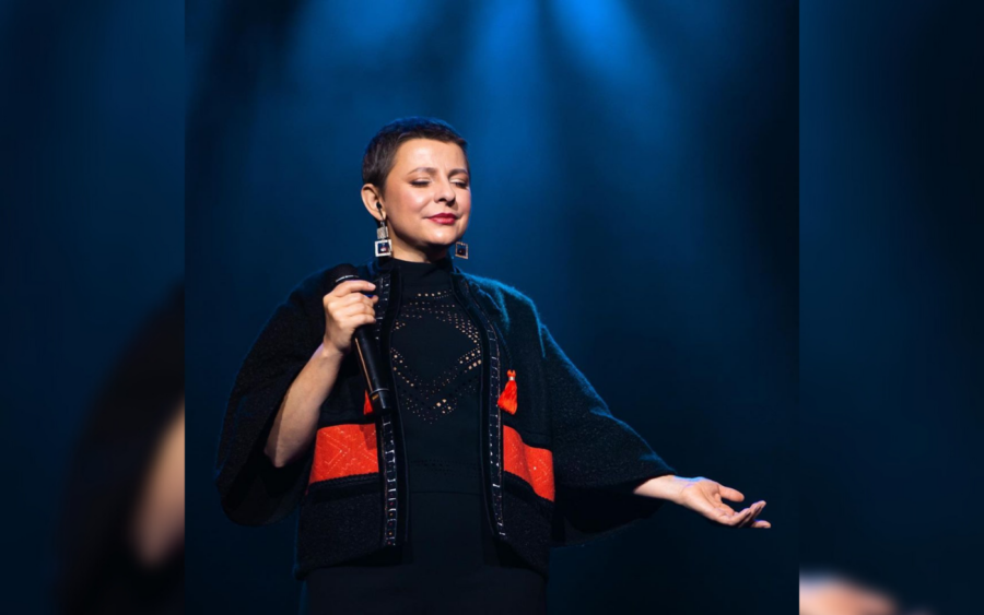 Українська співачка під час виступу в одному з українських міст