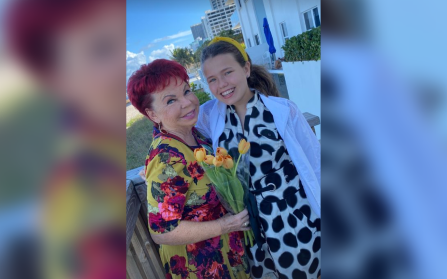 Зіркова бабуся Людмила Поривай показала, як вітає свою онуку Соню з її 17 днем народженням