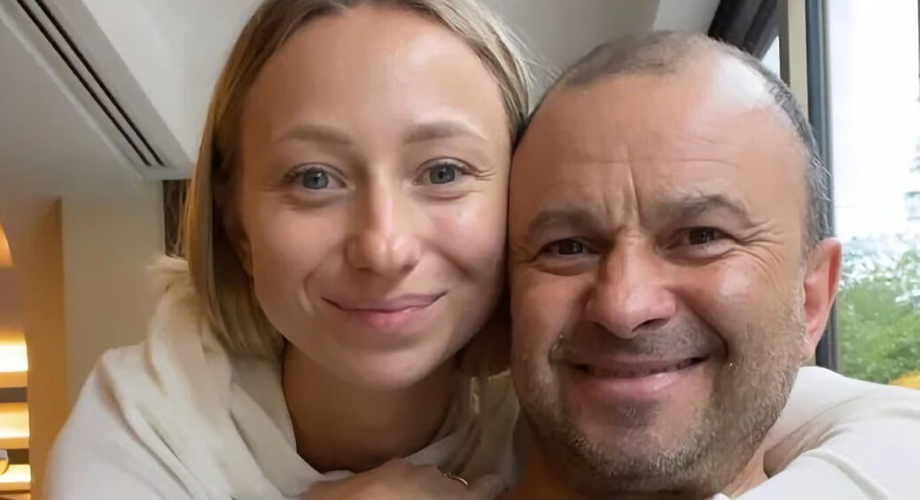 На публіці не цілуються: Репяхова показала вечерю Віктора Павліка – закусує недомашній борщ цибулею 