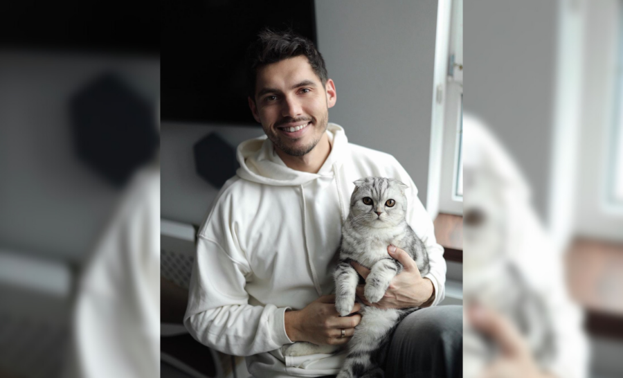Нікіта Добринін з котом