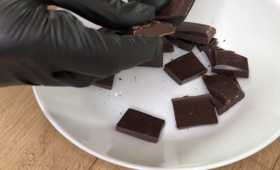 Розтопіть 200 грамів шоколаду для приготування торта
