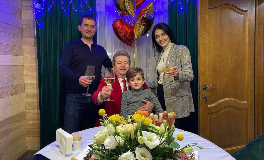 Син Михайла Поплавського зі своєю дружиною та дитиною