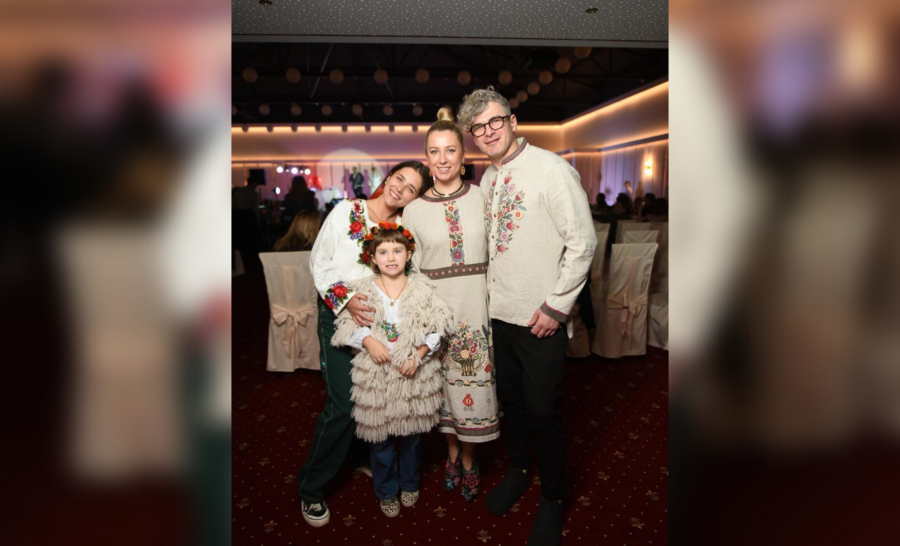 Тоня Матвієнко зі своїми доньками та чоловіком Арсеном Мірзояном