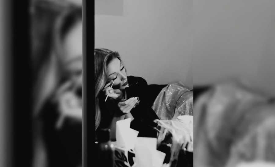 Українська співачка займається своїми справами у гримерці, поки її нібито таємно фотографують