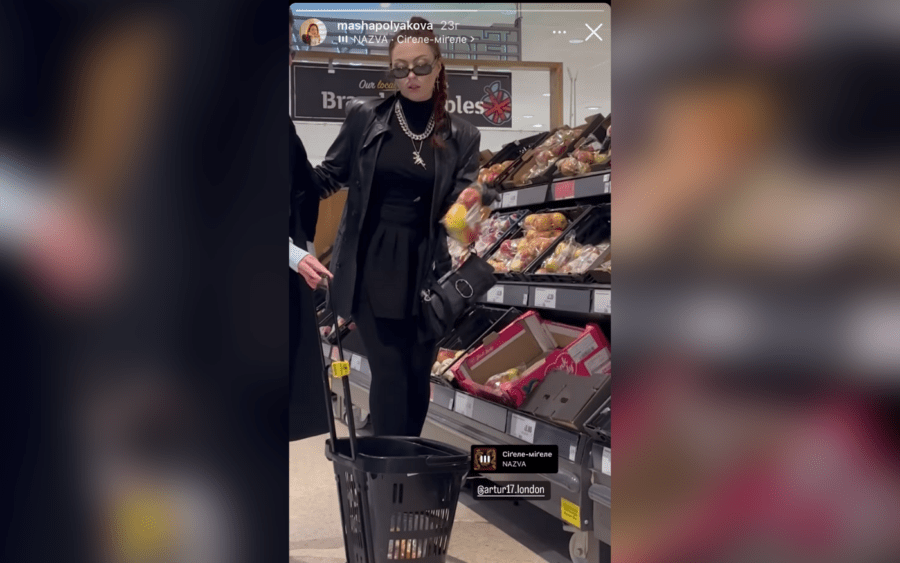 Маша Полякова показала свій лук у лондонському супермаркеті