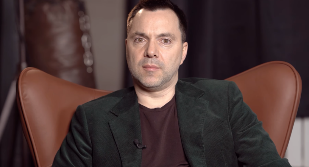 Краш Арестович висловився про вимогу обов’язкового спілкування українською мовою: “Повністю ідіотський закон” 