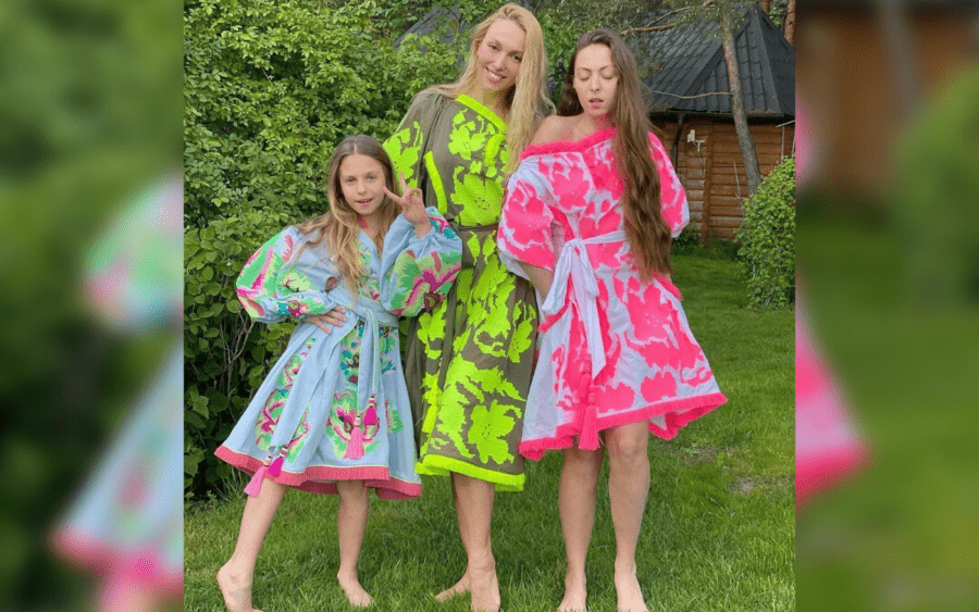 Оля Полякова з доньками у стильних вишиванках