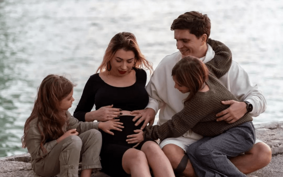 Анатолій Анатоліч з доньками та вагітною сином дружиною