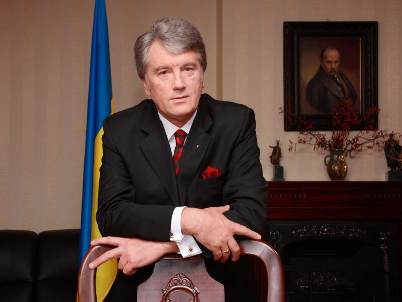 Віктор Ющенко залишився сам у заміському будинку
