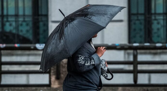 Готуйте парасольки і шапки: погода в Україні різко погіршиться. Синоптики дали прогноз по областях 